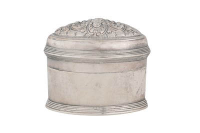 Lot 247 - A BURMESE SILVER SNUFFBOX WITH REPOUSSÉ FLORAL DECORATION
