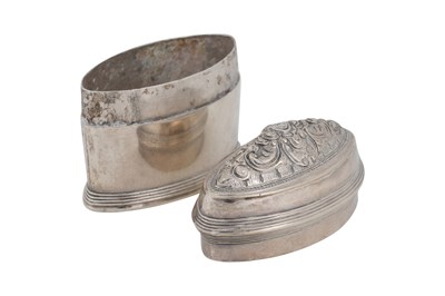 Lot 247 - A BURMESE SILVER SNUFFBOX WITH REPOUSSÉ FLORAL DECORATION