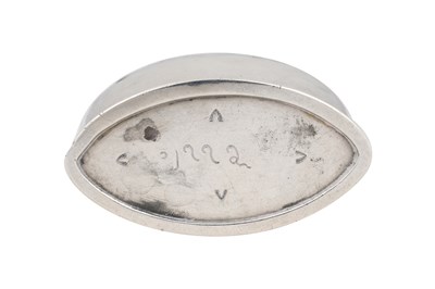 Lot 247 - A BURMESE SILVER SNUFFBOX WITH REPOUSSÉ FLORAL DECORATION