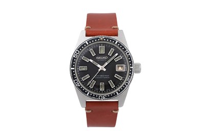 Lot 10 - A MEN’S SEIKO AUTOMATIC STAINLESS STEEL WRISTWATCH.