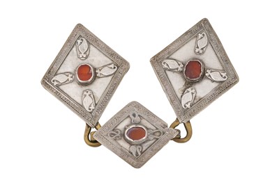 Lot 218 - A KAZAKH PARCEL-GILT SILVER RING AND A CARNELIAN-SET SILVER BELT BUCKLE