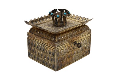 Lot 148 - A PARCEL-GILT PANDAN BOX WITH TURQUOISE-SET FLORAL BOUQUET FINIAL