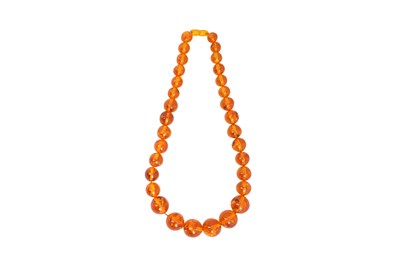 Lot 12 - A LARGE ROUND AMBER TYPE BEAD NECKLACE