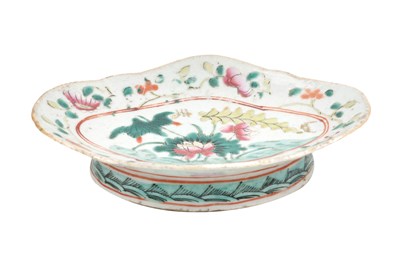 Lot 8 - A CHINESE AGATE AND A SERPENTINE CARVING AND A FAMILLE ROSE STEM BOWL
