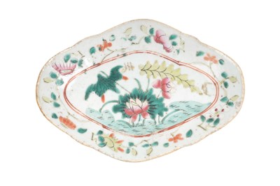Lot 8 - A CHINESE AGATE AND A SERPENTINE CARVING AND A FAMILLE ROSE STEM BOWL