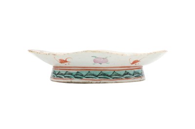 Lot 8 - A CHINESE AGATE AND A SERPENTINE CARVING AND A FAMILLE ROSE STEM BOWL