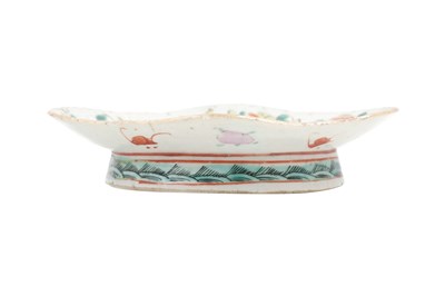 Lot 8 - A CHINESE AGATE AND A SERPENTINE CARVING AND A FAMILLE ROSE STEM BOWL