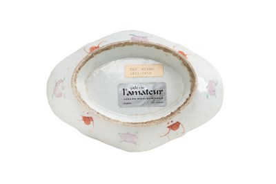 Lot 8 - A CHINESE AGATE AND A SERPENTINE CARVING AND A FAMILLE ROSE STEM BOWL