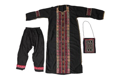 Lot 43 - A PALESTINIAN EMBROIDERED TATREEZ THOBE DRESS WITH BAG