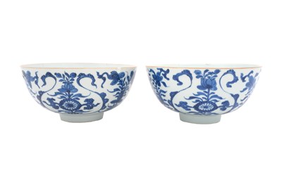 Lot 114 - A PAIR OF CHINESE BLUE AND WHITE 'BLOSSOMS' BOWLS