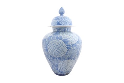 Lot 199 - A JAPANESE BLUE AND WHITE ’HYDRAENGA’ JAR AND COVER