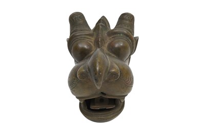 Lot 17 - A CAST AND ENGRAVED BRONZE MAKARA HEAD FINIAL