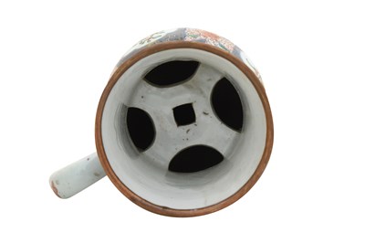Lot 75 - AN ENAMELLED IMARI MUG