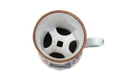 Lot 75 - AN ENAMELLED IMARI MUG