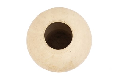 Lot 10 - A LARGE CHINESE STRAW-GLAZED HENAN POTTERY JAR