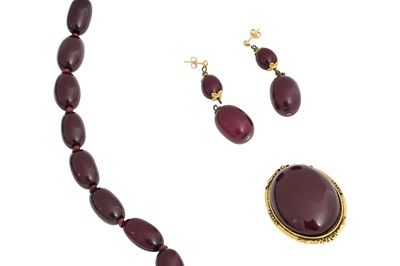 Lot 3 - A CHERRY AMBER TYPE BEAD NECKLACE, EARRINGS AND BROOCH SUITE