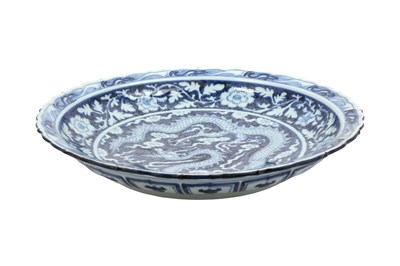Lot 65 - A LARGE CHINESE BLUE AND WHITE 'DRAGON' CHARGER