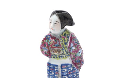 Lot 91 - A CHINESE FAMILLE ROSE ENAMELLED FIGURE OF A LADY
