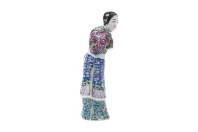 Lot 91 - A CHINESE FAMILLE ROSE ENAMELLED FIGURE OF A LADY