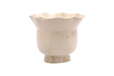 Lot 11 - A CHINESE CIZHOU SPITTOON, ZHADOU