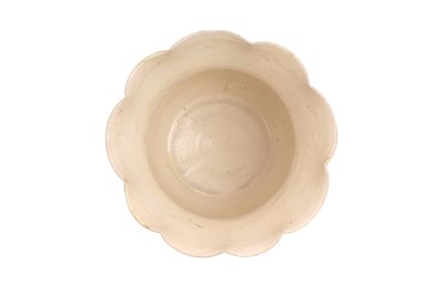 Lot 11 - A CHINESE CIZHOU SPITTOON, ZHADOU
