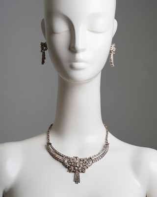 Lot 24 - A MID 20TH CENTURY DIAMOND SET NECKLACE/BROOCH AND EARRINGS SUITE