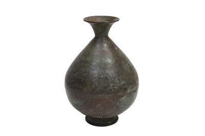 Lot 11 - A PLAIN BRONZE LOTA (WATER VESSEL)
