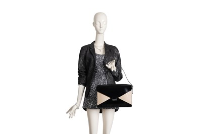 Lot 16 - CÉLINE PARIS BLACK AND BEIGE LEATHER ENVELOPE-STYLE SHOULDER HANDBAG