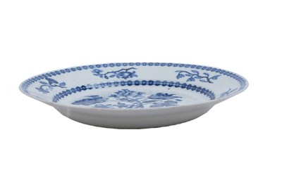 Lot 83 - A CHINESE BLUE AND WHITE TRANSFER PRINTED SOFTPASTE DISH