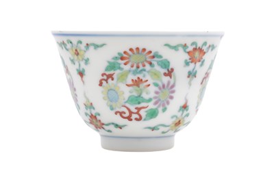 Lot 81 - A CHINESE DOUCAI 'MEDALION' CUP