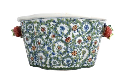 Lot 56 - A 20TH CENTURY CHINESE CACHEPOT
