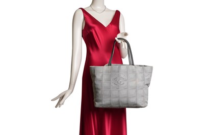 Lot 20 - CHANEL 'TRAVEL LINE' GREY TOTE BAG