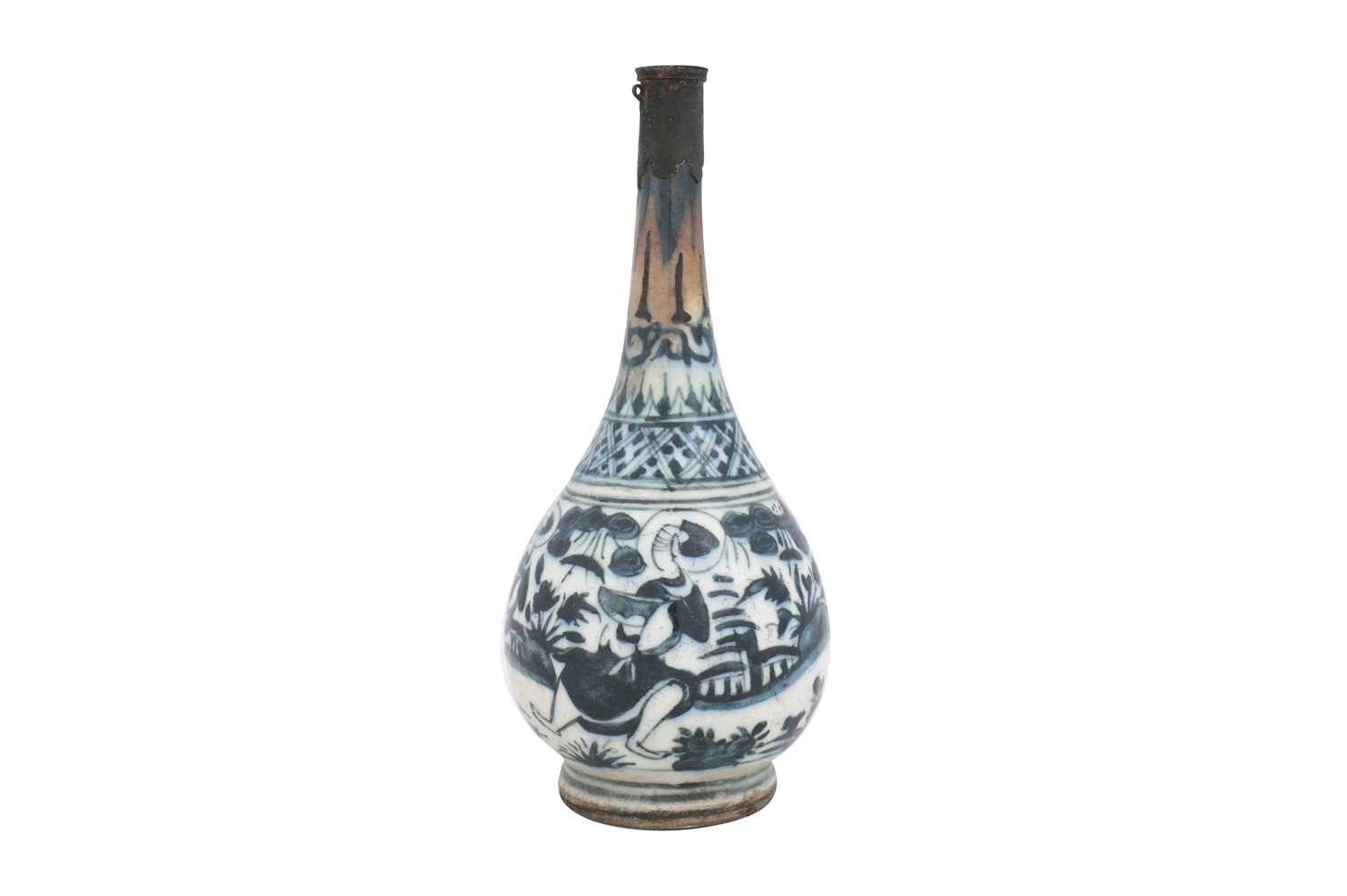 Lot 14 - A SAFAVID BLUE AND WHITE CHINESE INSPIRED POTTERY BOTTLE