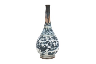 Lot 14 - A SAFAVID BLUE AND WHITE CHINESE INSPIRED POTTERY BOTTLE