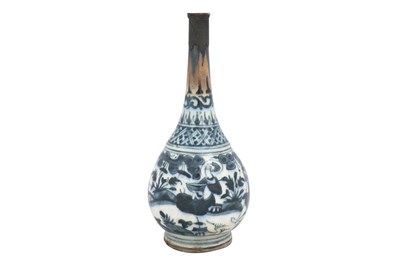 Lot 14 - A SAFAVID BLUE AND WHITE CHINESE INSPIRED POTTERY BOTTLE