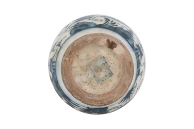 Lot 14 - A SAFAVID BLUE AND WHITE CHINESE INSPIRED POTTERY BOTTLE