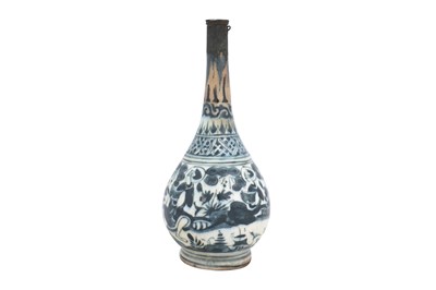 Lot 14 - A SAFAVID BLUE AND WHITE CHINESE INSPIRED POTTERY BOTTLE