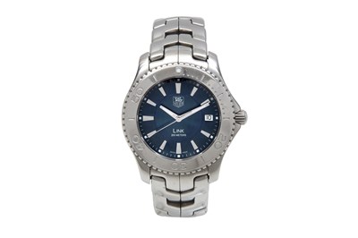 Lot 121 - A TAG HEUER MEN’S STAINLESS STEEL QUARTZ BRACELET WATCH.