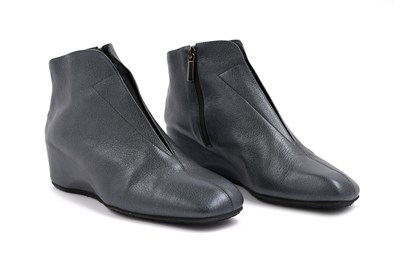 Lot 98 - THIERRY RABOTIN BLACK LEATHER ANKLE BOOTS
