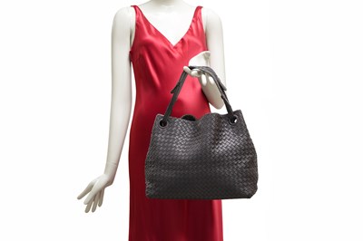 Lot 11 - BOTTEGA VENETA DARK CHOCOLATE 'INTRECCIATO' LEATHER SHOULDER BAG