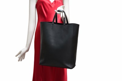 Lot 17 - CÉLINE PARIS BLACK LEATHER 'CABAS' TOTE BAG