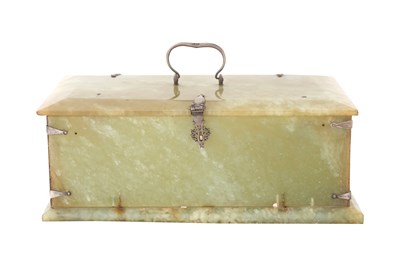Lot 164 - A LARGE MUGHAL BOWENITE JEWELLERY BOX
