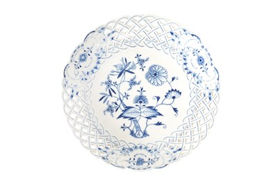 Lot 57 - A MEISSEN BLUE AND WHITE DISH