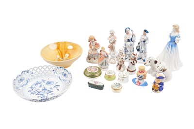 Lot 11 - A COLLECTION OF CERAMICS AND ENAMEL BOXES