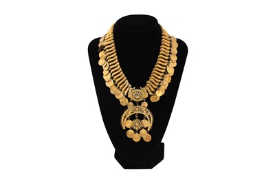 Lot 8 - A GILT METAL NORTH AFRICAN KIRDAN HILALI CHOKER NECKLACE