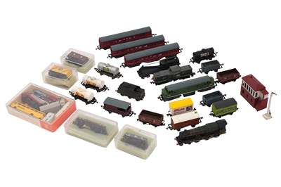 Lot 54 - A PECO N GAUGE LOCOMOTIVE AND TENDER