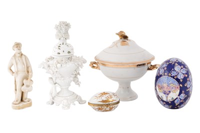 Lot 14 - A COLLECTION OF PORCELAIN ITEMS
