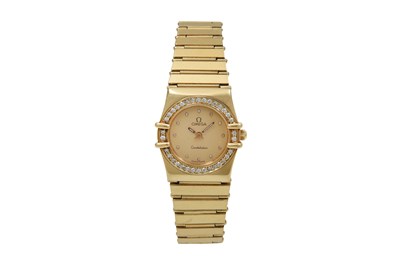 A LADIES OMEGA 18K YELLOW GOLD QUARTZ BRACELET WATCH.