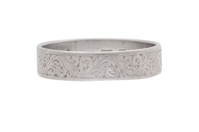 Lot 47 - AN 18CT WHITE GOLD ETCHED WEDDING BAND
