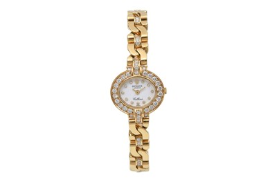 AN ELEGANT ROLEX LADIES 18K YELLOW GOLD WITH DIAMOND SET MANUAL CHAIN BRACELET.